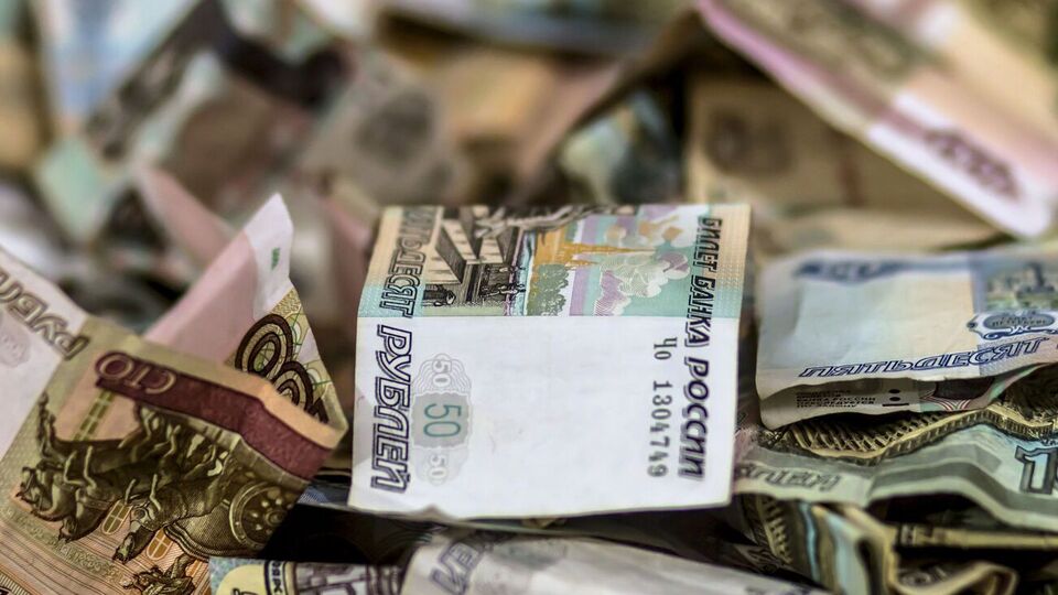 Рубль упал до минимального значения за 15 месяцев