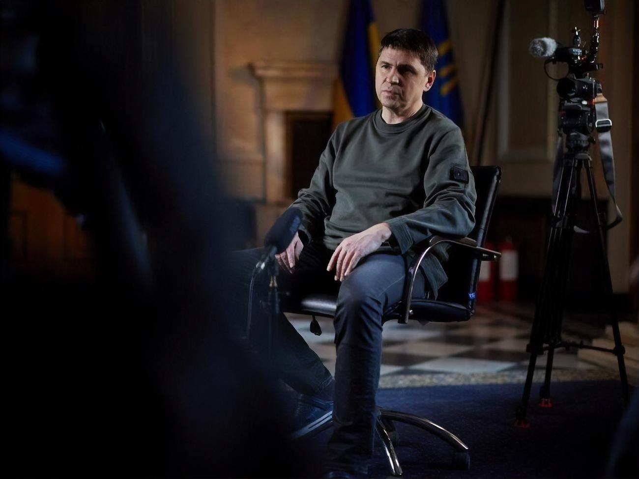 Подоляк обурився через роботу Гроссі. Він наголосив, що МАГАТЕ має важелі тиску на країну-агресора РФ