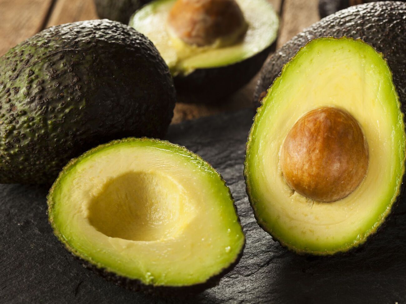 Чтобы авокадо не испортились, их надо хранить в холодильнике в контейнере с водой
