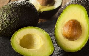 Чтобы авокадо не испортились, их надо хранить в холодильнике в контейнере с водой