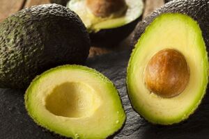 Чтобы авокадо не испортились, их надо хранить в холодильнике в контейнере с водой