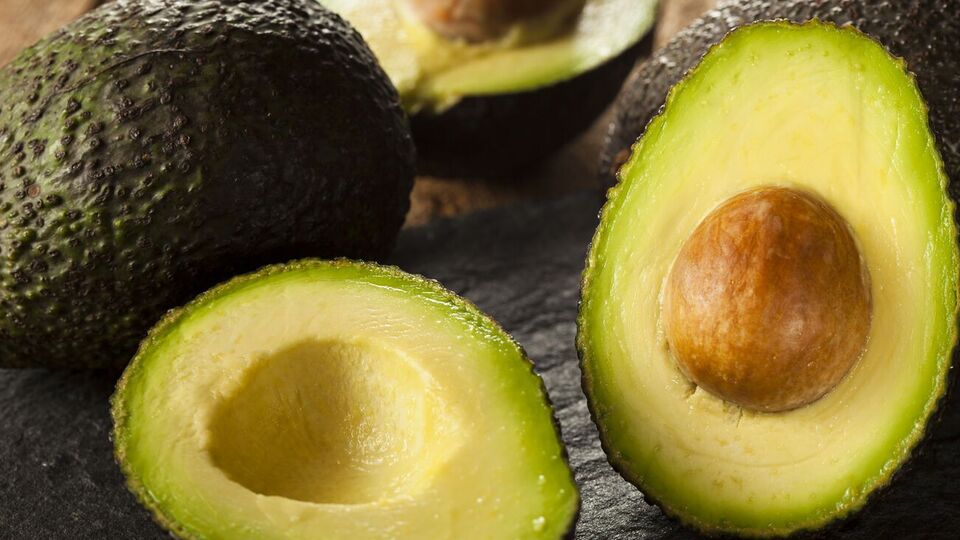 Чтобы авокадо не испортились, их надо хранить в холодильнике в контейнере с водой