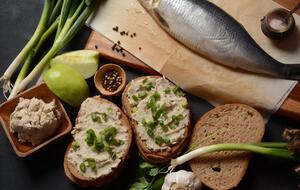 Форшмак перед подачей нужно посыпать зеленью