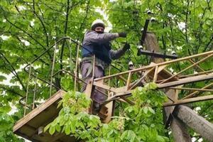 Після кожної повітряної або артилерійської атаки фахівці ДТЕК починають ремонтувати електромережі, щойно їм дають дозвіл ЗСУ і ДСНС