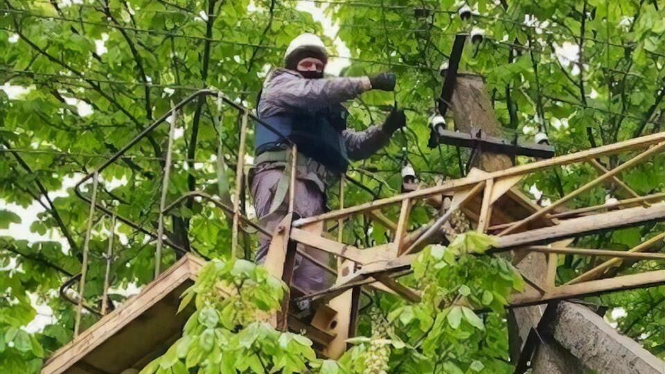 После каждой воздушной или артиллерийской атаки специалисты ДТЭК начинают ремонтировать электросети, как только получают разрешение от ВСУ и ГСЧС