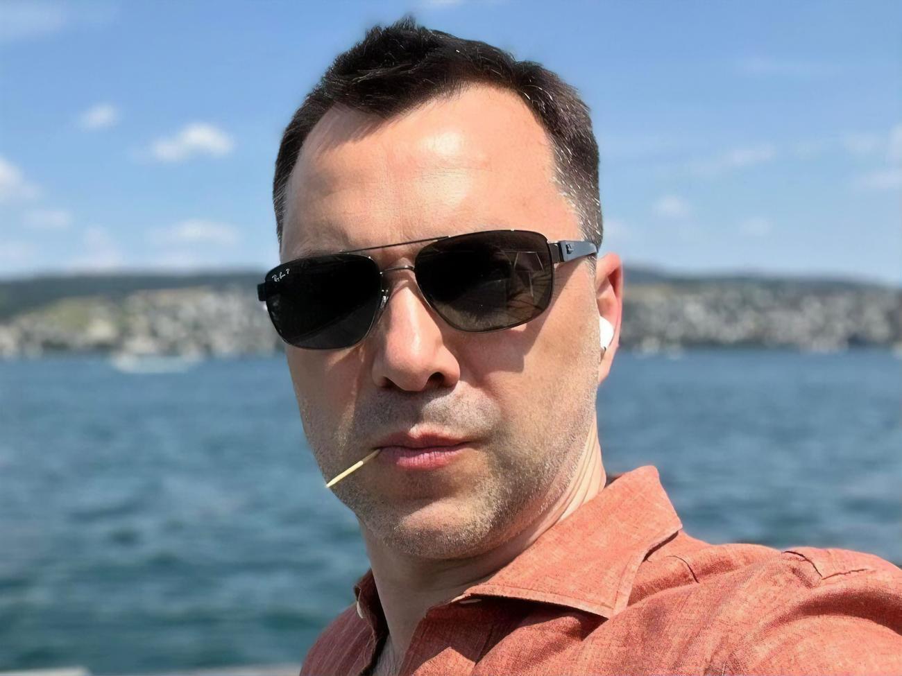 Арестович показав, як відпочиває з дружиною