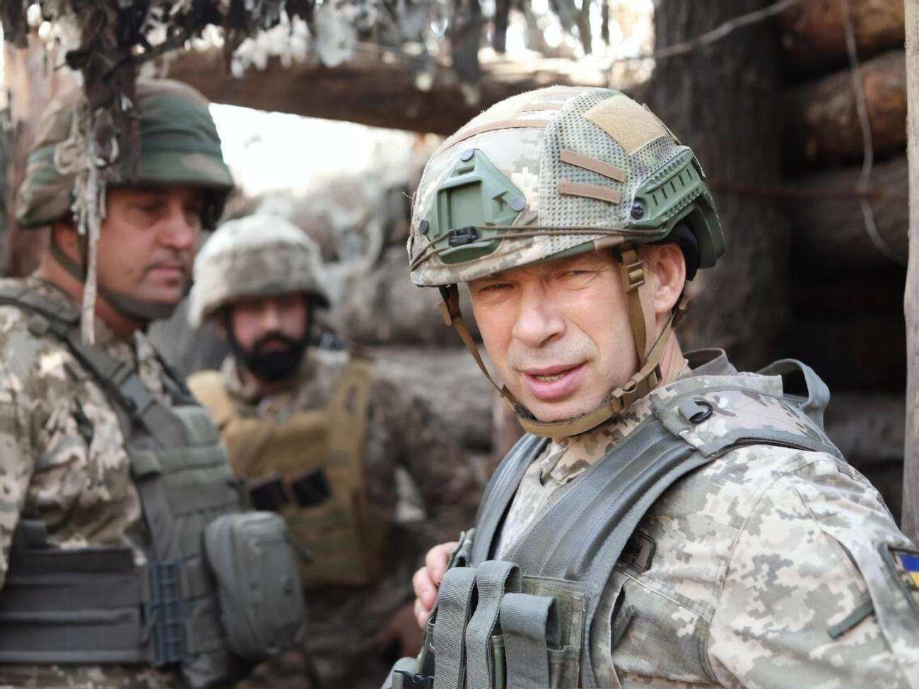 На вопрос журналистки, как долго будет продолжаться война, Сырский ответил: "Не знаю"