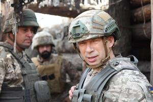 На вопрос журналистки, как долго будет продолжаться война, Сырский ответил: "Не знаю"