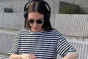 Блогерка вибрала футболку у смужку