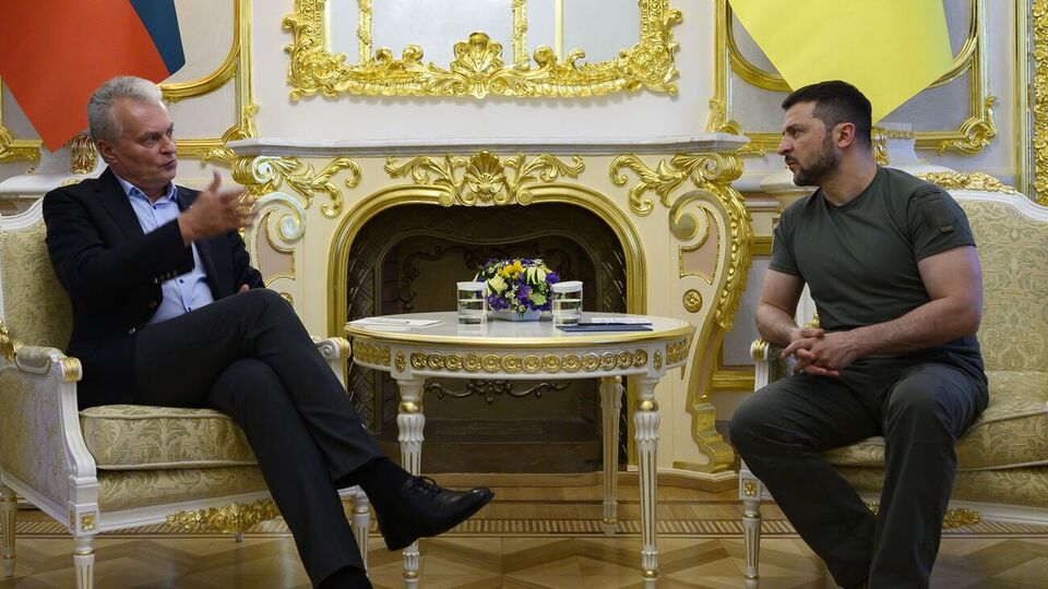 Зеленський (праворуч), коли приїде у Вільнюс, отримає, можливо, "не зовсім те, на що він розраховує у своїх максимальних планах", але він, безумовно, "отримає багато чого", зазначив Науседа