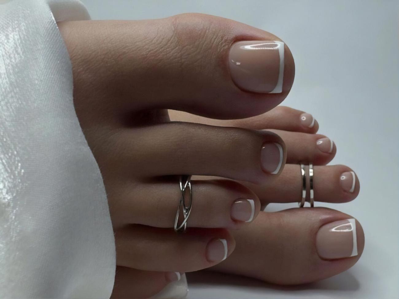 Французский педикюр можно сделать легким способом