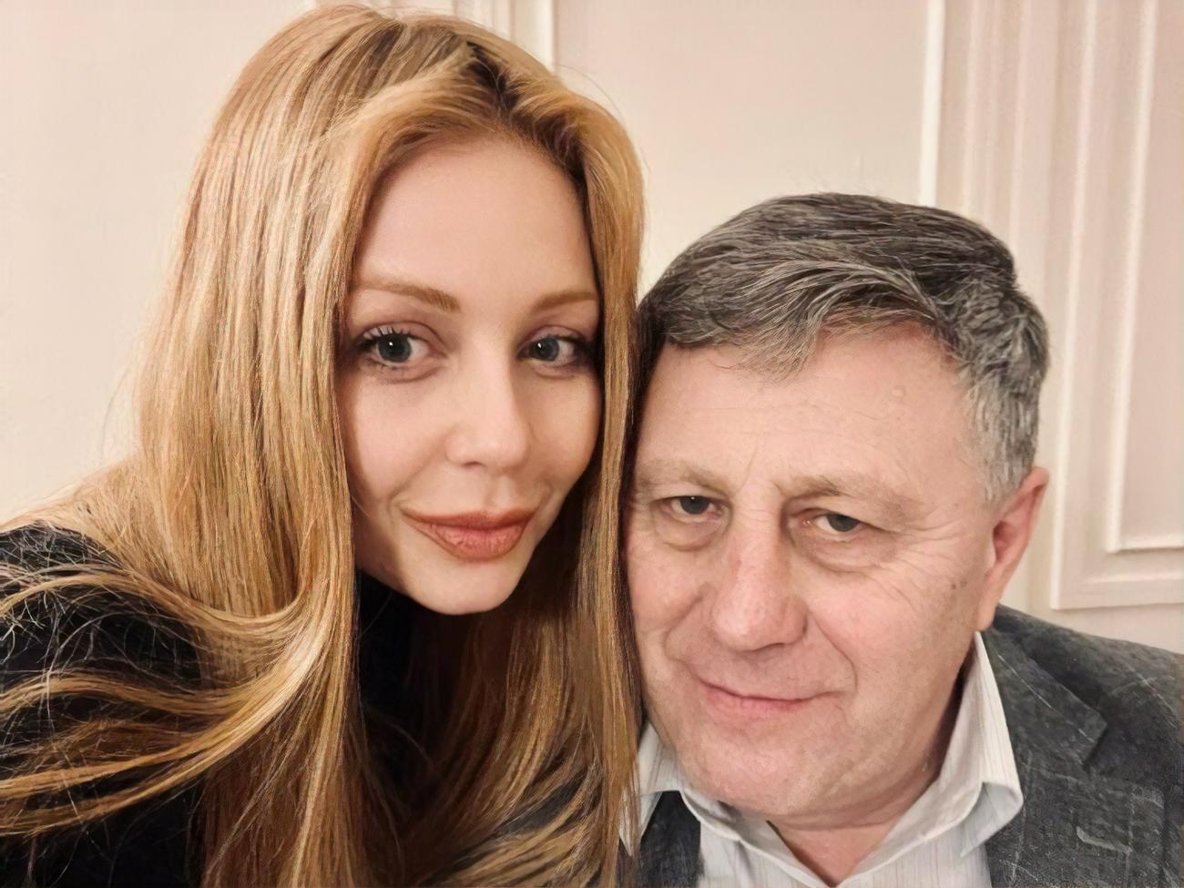 За словами Тіни Кароль, батько дивиться її виступи в записі