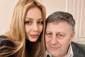 По словам Тины Кароль, отец смотрит ее выступления в записи