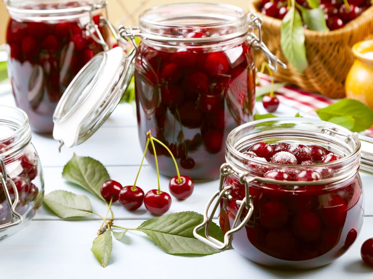В каждую банку с вишнями добавьте по 2 ст. л. водки