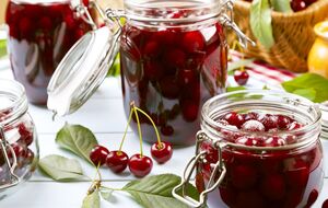 В каждую банку с вишнями добавьте по 2 ст. л. водки