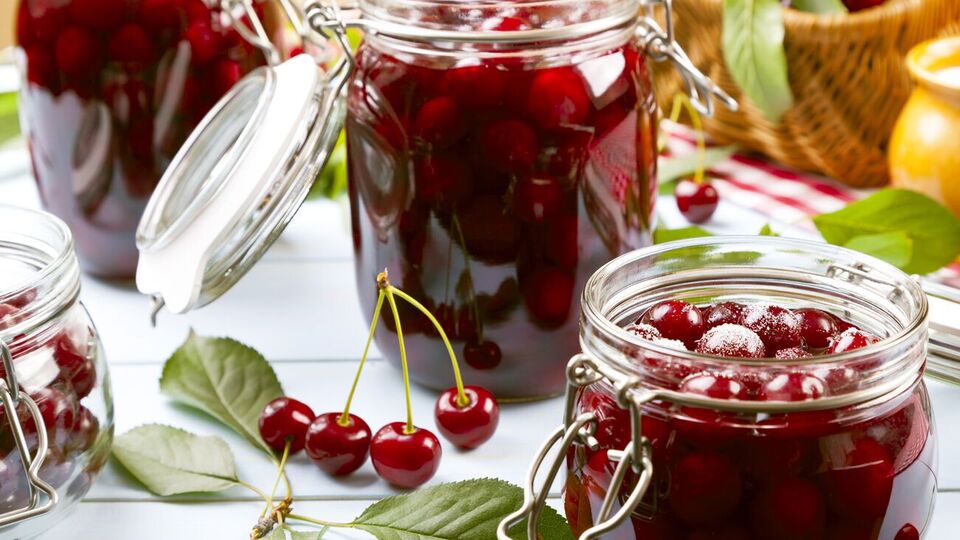 В каждую банку с вишнями добавьте по 2 ст. л. водки