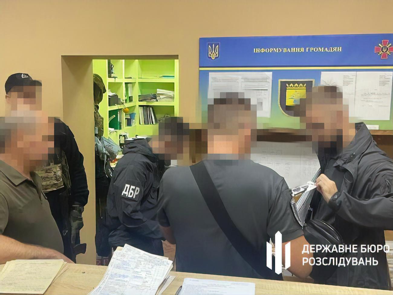 По данным следствия, фигуранты организовали схему по выдаче военнообязанным фиктивных документов