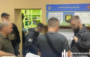 За даними слідства, фігуранти організували схему з видавання військовозобов'язаним фіктивних документів