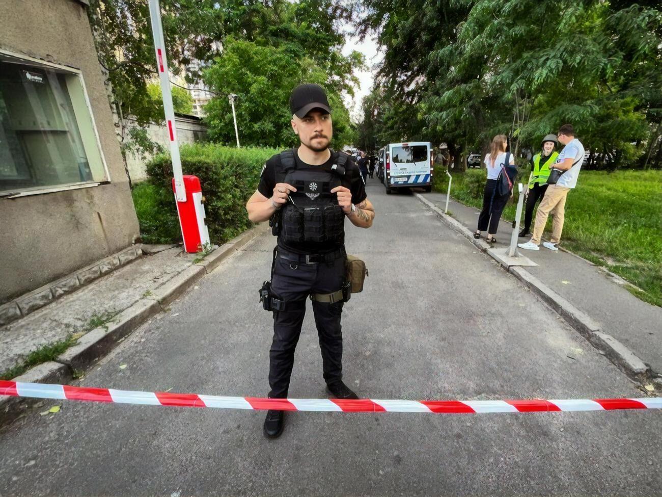 Инцидент в Шевченковском райсуде Киева произошел сегодня вечером. На фото&nbsp;&ndash; правоохранители у здания суда