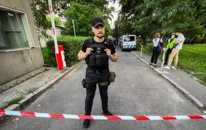 Инцидент в Шевченковском райсуде Киева произошел сегодня вечером. На фото – правоохранители у здания суда