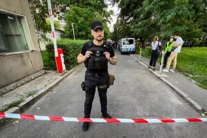 Инцидент в Шевченковском райсуде Киева произошел сегодня вечером. На фото – правоохранители у здания суда