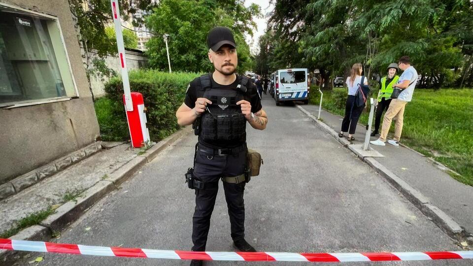 Інцидент у Шевченківському райсуді Києва стався сьогодні ввечері. На світлині – правоохоронці біля будівлі суду