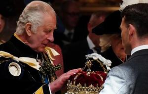 Корона из золота и серебра, которую вручили Чарльзу III, весит более 1,5 кг