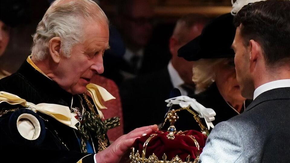 Корона из золота и серебра, которую вручили Чарльзу III, весит более 1,5 кг