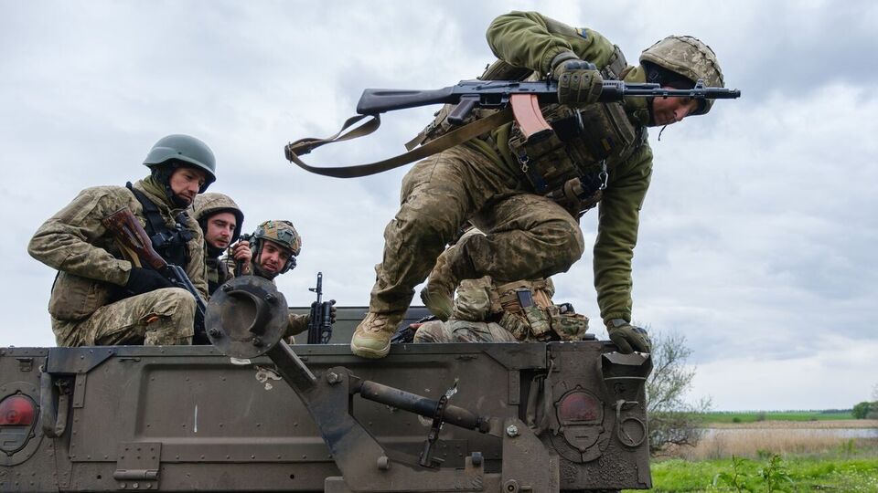 Українські військові стримують ворога, на окремих напрямках – наступають