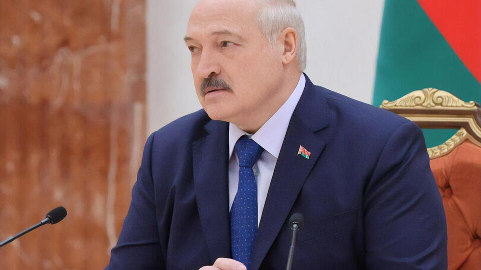 Лукашенко: Что касается Пригожина, он находится в Питере. Где он сегодня утром? Может быть, в Москву поехал, может, еще где-то