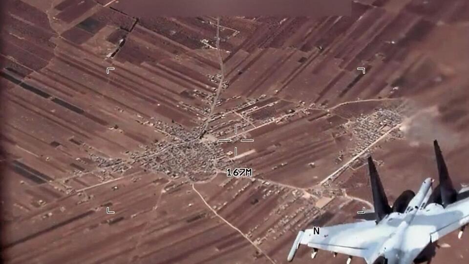 Російські літаки випустили сигнальні ракети й пролетіли перед безпілотниками, змушуючи їх ухилятися