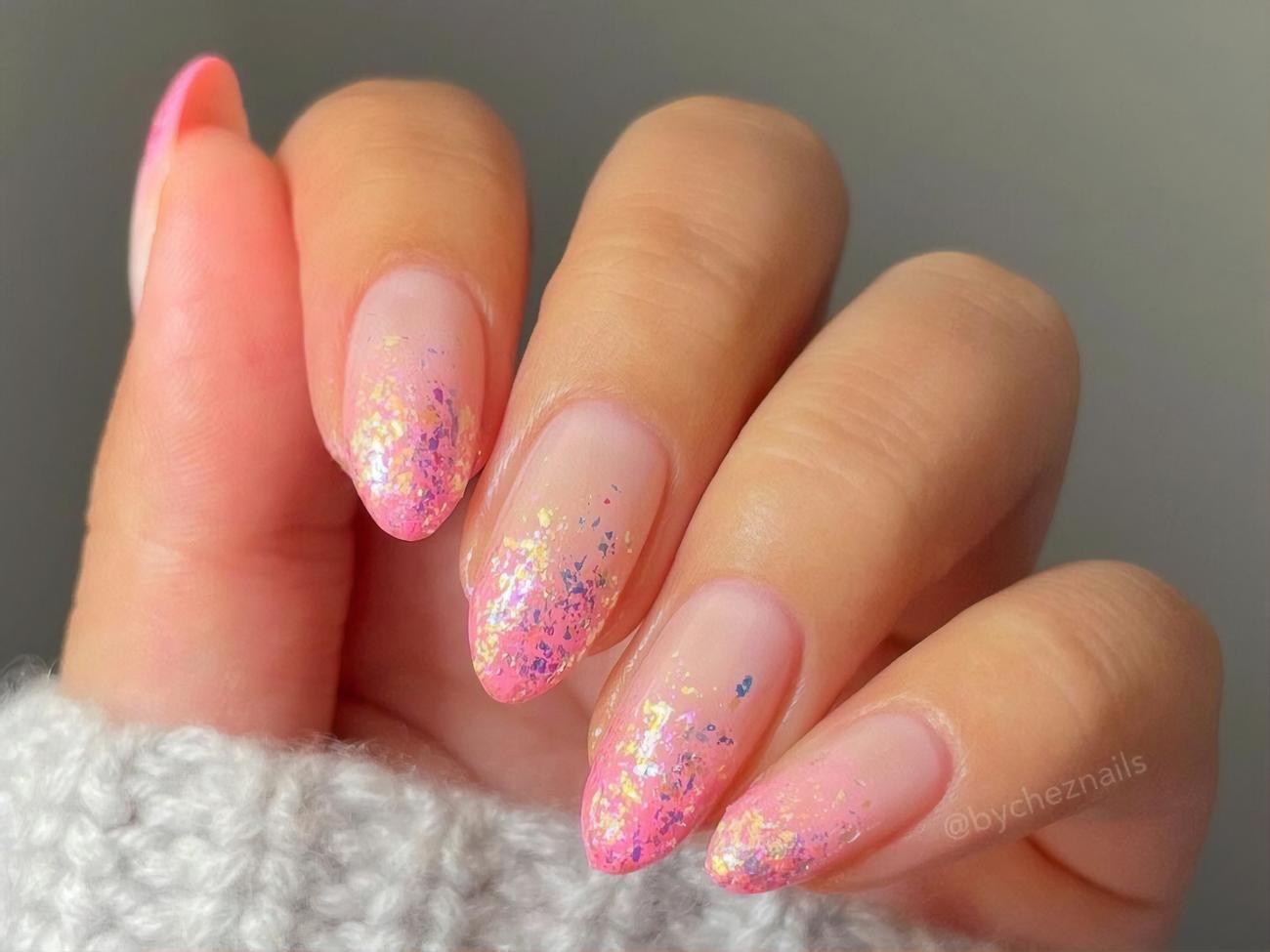 Мастер сделала акцент с помощью глиттера