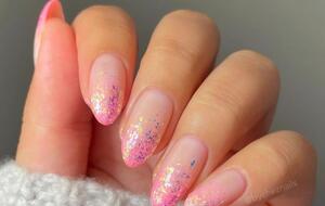 Мастер сделала акцент с помощью глиттера