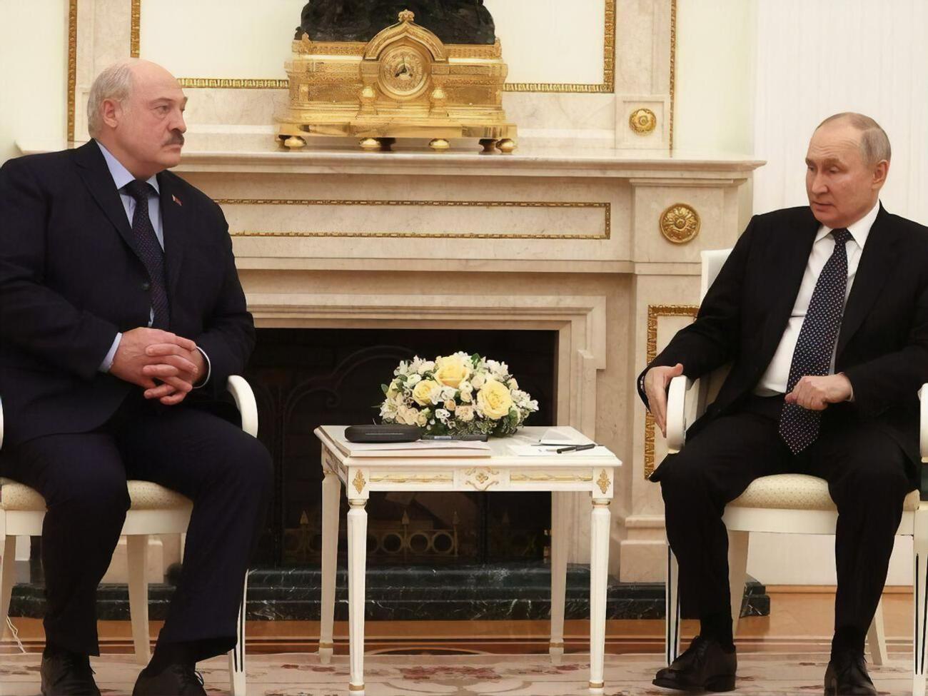 Лукашенко отметил, что даже при проработке менее важных операций созванивается с Путиным