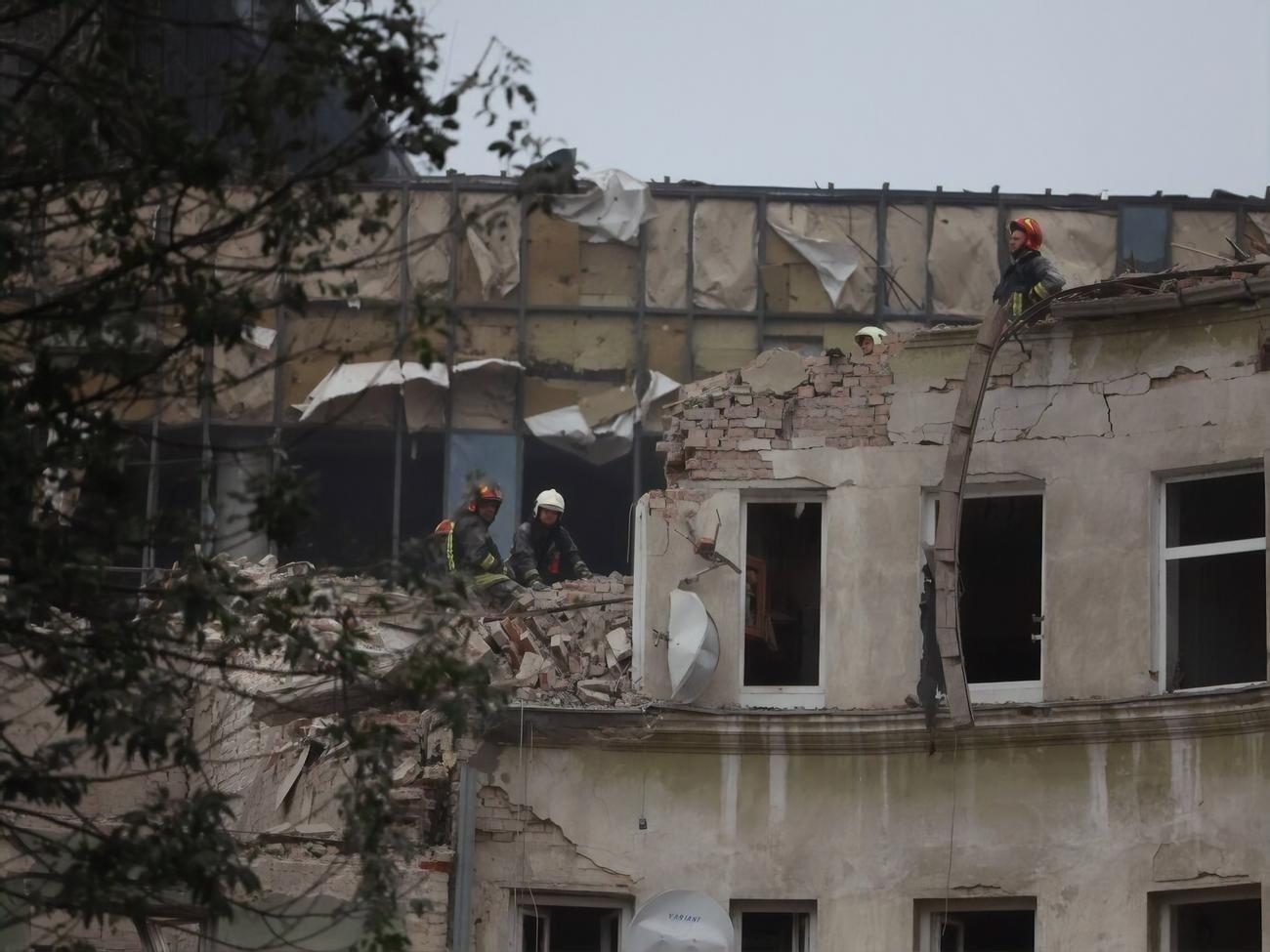 Из-под завалов во Львове достали тело женщины