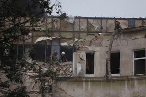 Из-под завалов во Львове достали тело женщины