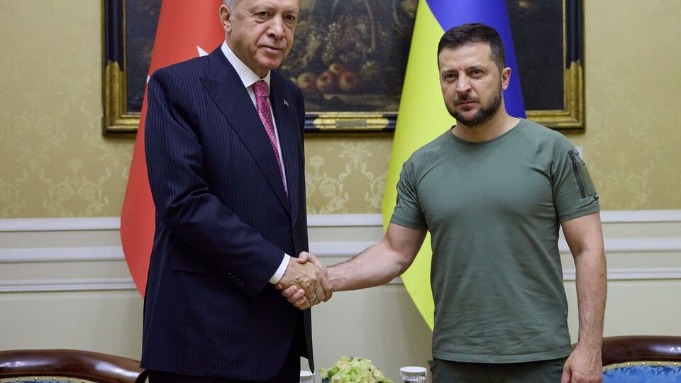 Эрдоган (слева) входит в число лидеров, которые больше всего встречались как с Зеленским (справа), так и с Путиным