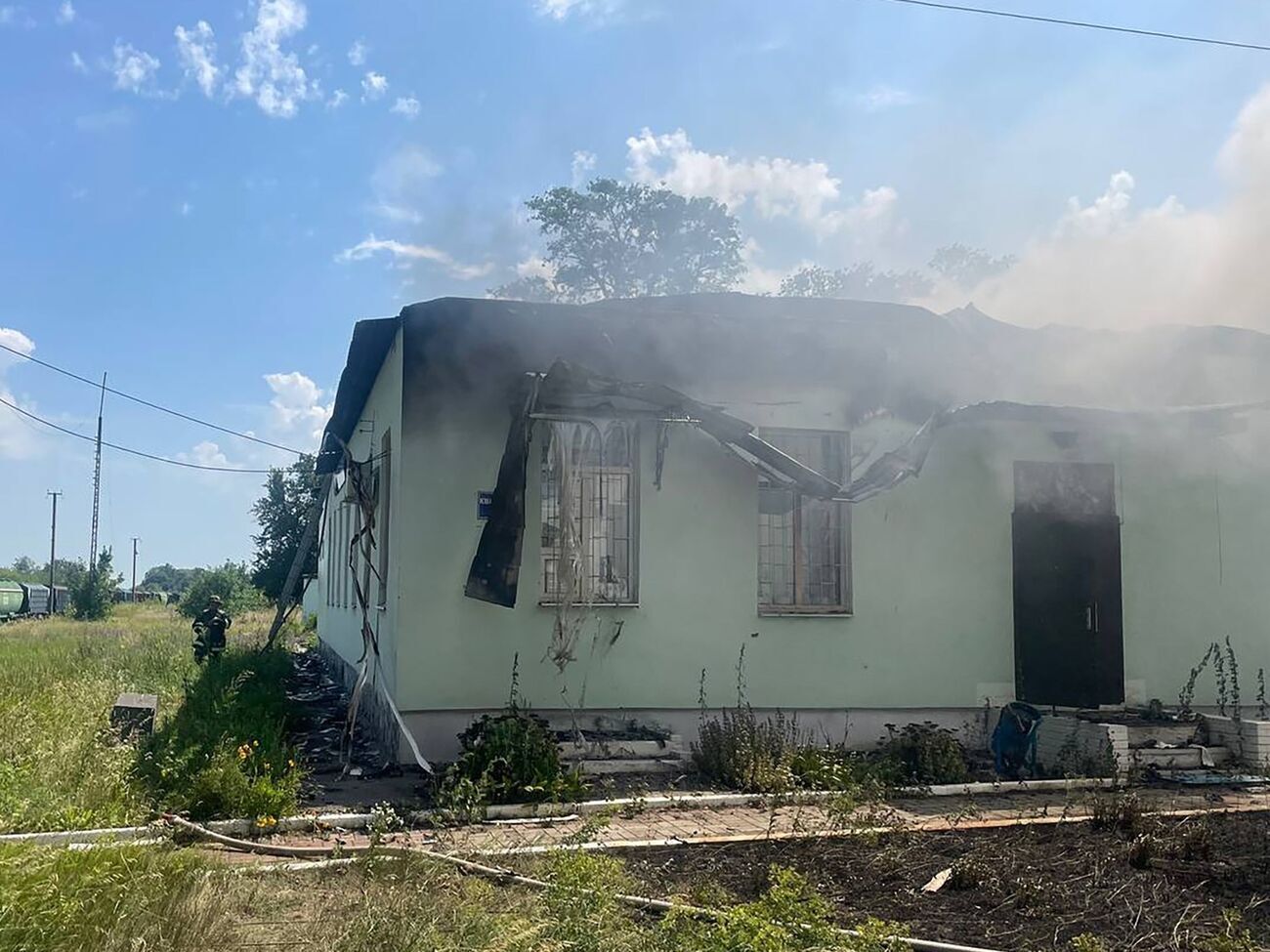 В результате российского обстрела на станции Одноробовка произошел масштабный пожар, рассказали в прокуратуре Харьковской области