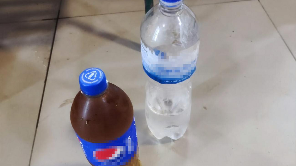 Правоохранители, проведя опрос среди родственников, знакомых и односельчан потерпевших, установили, что те употребляли водку, приобретенную на разлив в одном из местных магазинов