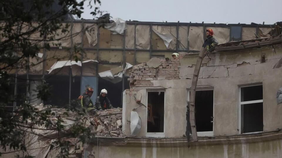 Спасатели достают из-под завалов тело последней погибшей, сообщил мэр