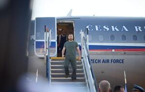 Зеленский прилетел в Прагу на самолете воздушных сил Чехии