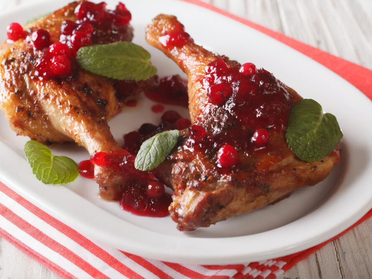 Для текстури до соусу потрібно додати цілі ягоди журавлини