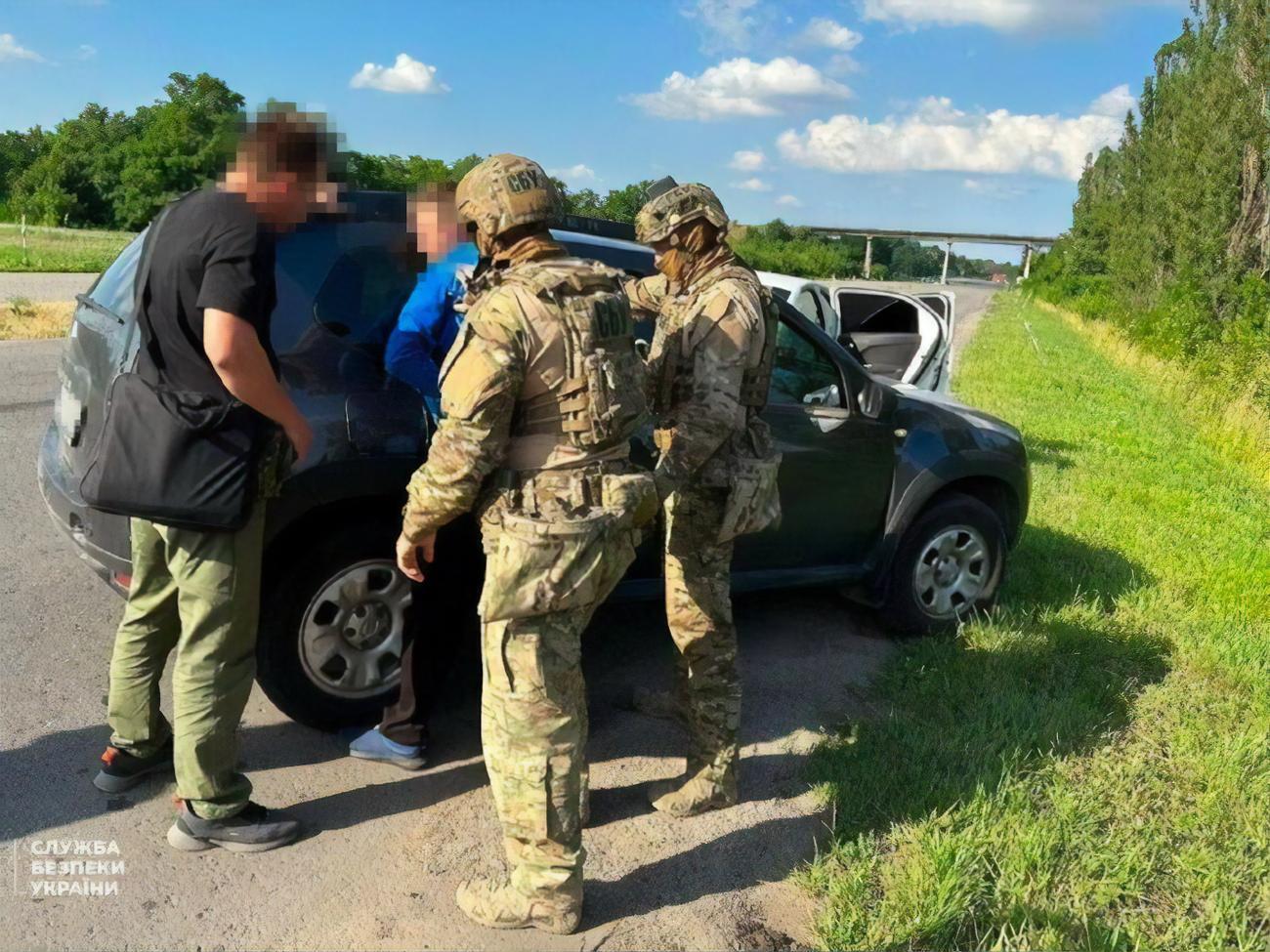 Контррозвідники Служби безпеки затримали фігуранта "на гарячому", коли він приховано фотографував секретні документи