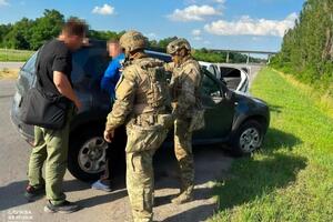 Контррозвідники Служби безпеки затримали фігуранта "на гарячому", коли він приховано фотографував секретні документи