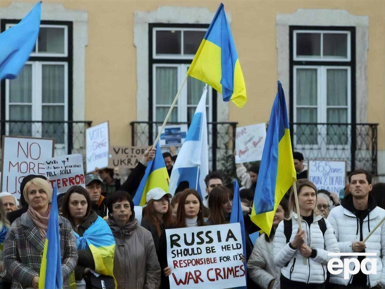 Почти 63% находящихся за рубежом украинцев – совершеннолетние