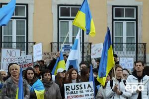 Почти 63% находящихся за рубежом украинцев – совершеннолетние
