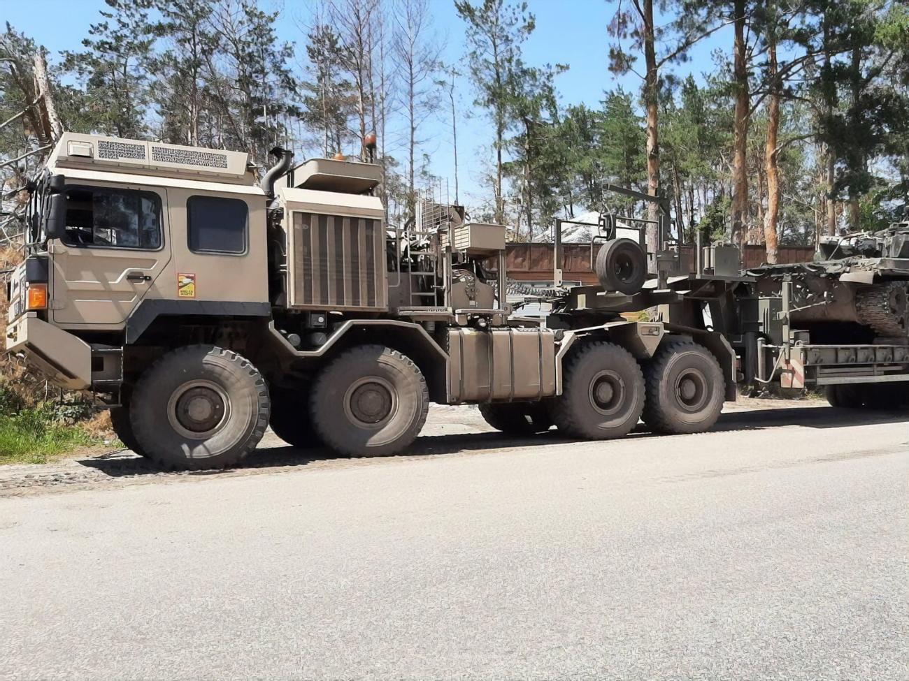 Німеччина передала Україні шість великовантажних тягачів