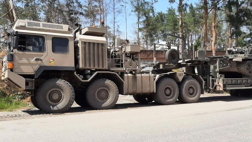 Германия передала Украине шесть большегрузных тягачей