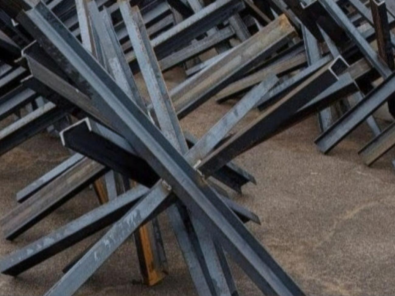 Противотанковые ежи переплавлять еще не время, заявил Юрий Рыженков