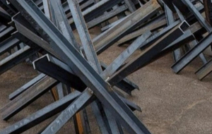 Противотанковые ежи переплавлять еще не время, заявил Юрий Рыженков